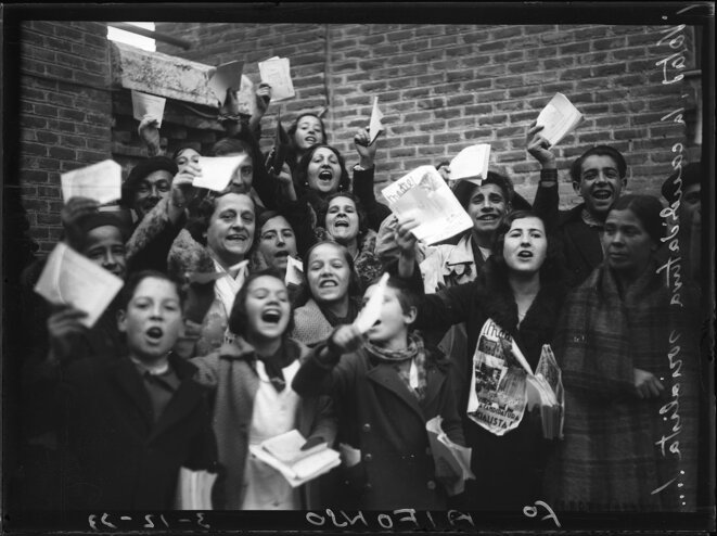 Des femmes des Jeunesses socialistes montrent les documents autorisant les femmes à voter, avant les élections de novembre 1933. Archives générales de l'administration espagnole. Des femmes des Jeunesses socialistes montrent les documents autorisant les femmes à voter, avant les élections de novembre 1933. Archives générales de l'administration espagnole.