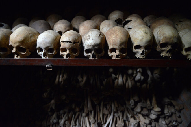 Crânes de victimes du génocide des Tutsis au Rwanda, au mémorial de Nyamata. © Simon MAINA / AFP