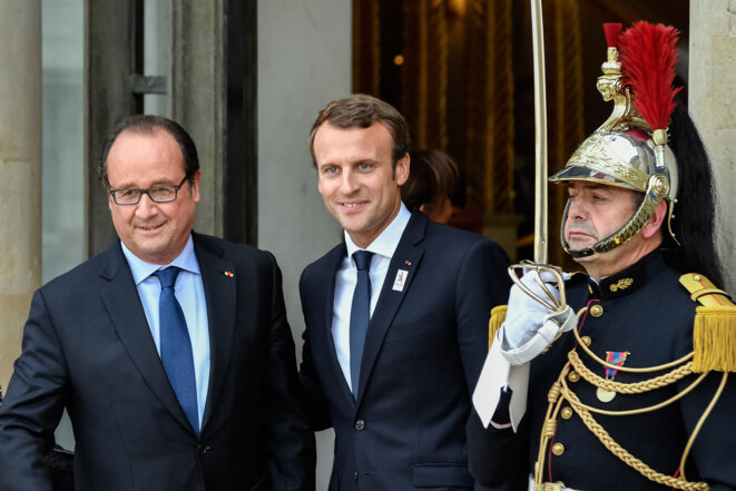 French President Emmanuel Macron and his predecessor François Hollande at the Élysée Palace in September 2017, four months after the latter left office. © Julien Mattia / NurPhoto via AFP