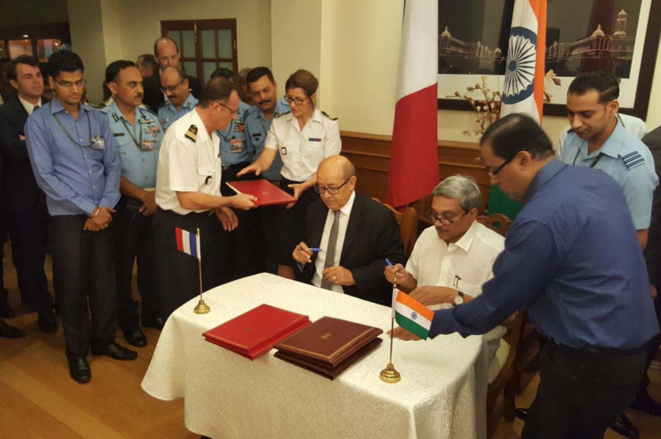 France’s then defence minister Jean-Yves Le Drian and his Indian counterpart Manohar Parrikar seen here on September 23rd 2016 in New Delhi signing the contract for the sale to India of the 36 Rafale jets. © Dassault Aviation France’s then defence minister Jean-Yves Le Drian and his Indian counterpart Manohar Parrikar seen here on September 23rd 2016 in New Delhi signing the contract for the sale to India of the 36 Rafale jets. © Dassault Aviation