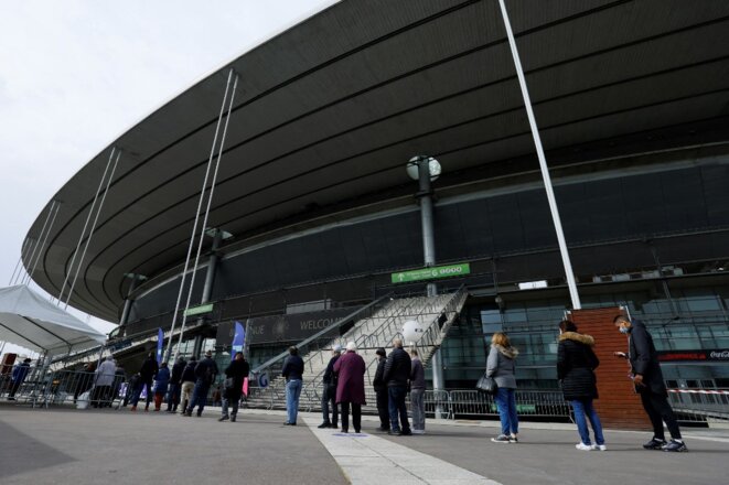 File d’attente devant le Stade de France le 6 avril 2021. © Thomas SAMSON/POOL/AFP File d’attente devant le Stade de France le 6 avril 2021. © Thomas SAMSON/POOL/AFP