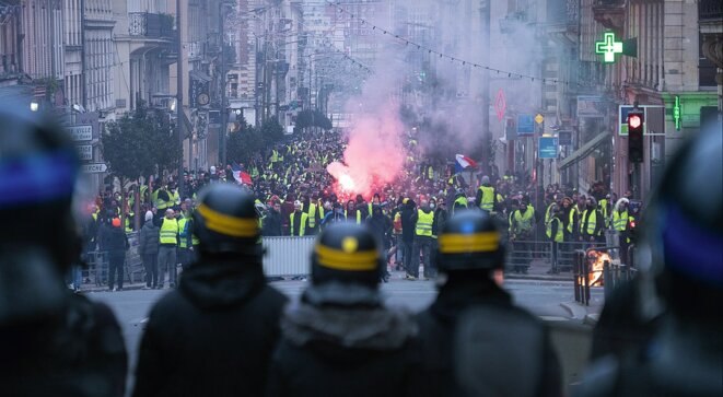 Manifestants face aux forces de l'ordre à Rouen, janvier 2019 © Par Daniel BRIOT from Rouen (France) — 2019-01 Manif. Rouen-20-2019-01-05, CC0, https://commons.wikimedia.org/w/index.php?curid=77397505 Manifestants face aux forces de l'ordre à Rouen, janvier 2019 © Par Daniel BRIOT from Rouen (France) — 2019-01 Manif. Rouen-20-2019-01-05, CC0, https://commons.wikimedia.org/w/index.php?curid=77397505