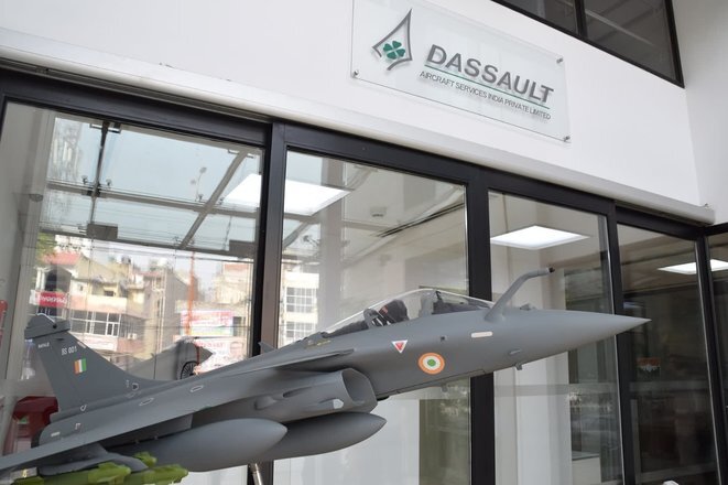 Maqueta de Rafale en la entrada de las oficinas de una instalación de Dassault Aviation en India, abril de 2018. © Dassault Aviation