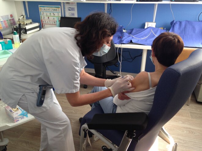 Françoise, 66 ans, reçoit sa deuxième injection du vaccin Johnson & Johnson le 30 mars 2021, 57 jours avant la première. © RLS Françoise, 66 ans, reçoit sa deuxième injection du vaccin Johnson & Johnson le 30 mars 2021, 57 jours avant la première. © RLS