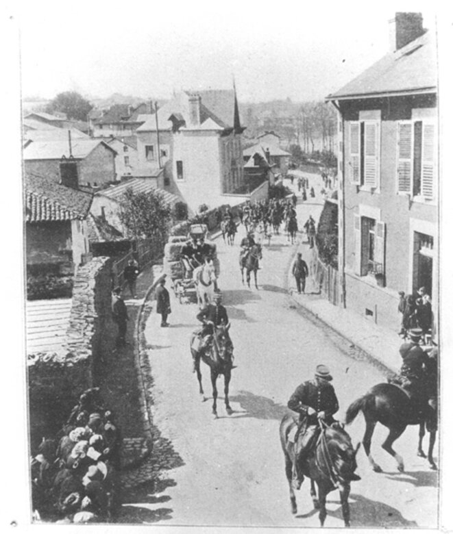 Limoges 1905 - Les gendarmes protègent un convoi Haviland Limoges 1905 - Les gendarmes protègent un convoi Haviland