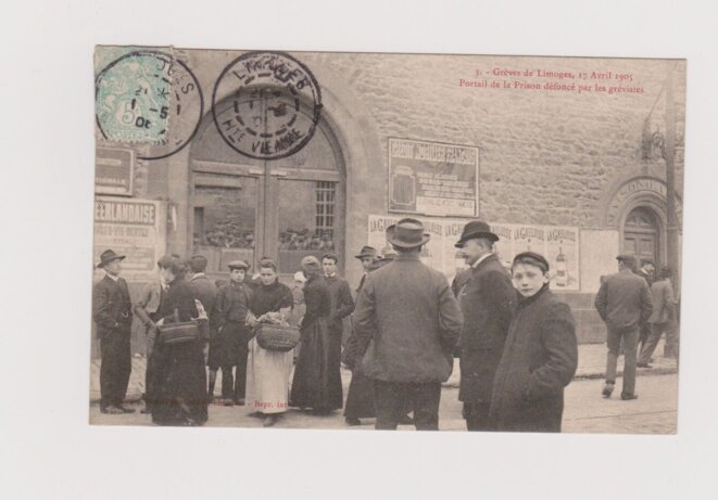 Grève à Limoges en 1905 - manifestation - portial prison enfoncé Grève à Limoges en 1905 - manifestation - portial prison enfoncé