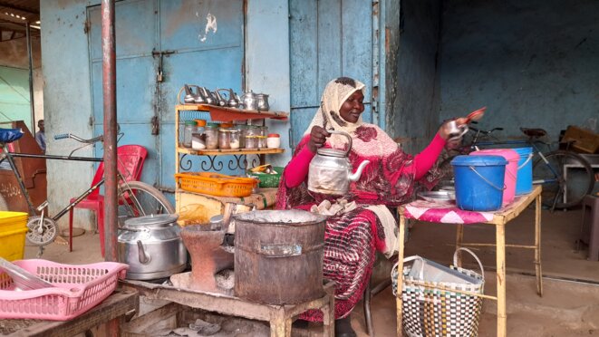 Une vendeuse de thé, dans les rues de Khartoum © GL Une vendeuse de thé, dans les rues de Khartoum © GL