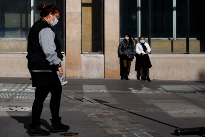 Deux prostituées dans le quartier de Belleville, à Paris, en septembre 2020. © GEOFFROY VAN DER HASSELT / AFP Deux prostituées dans le quartier de Belleville, à Paris, en septembre 2020. © GEOFFROY VAN DER HASSELT / AFP