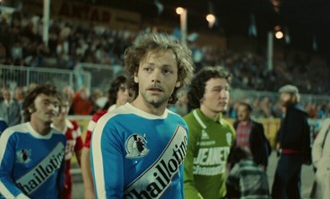 Coup de tête (1979, Jean-Jacques Annaud) – Feintes, tacles et but !