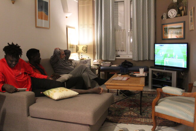 Mustafa et Dektor regardant le match de football avec Bernard samedi soir. © NB