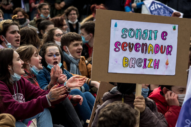« Sonjit e sevenadur breizh », « Pensez à la culture bretonne », slogan lors de la manifestation pour l'enseignement de et en langue bretonne, pour la transmission de la langue et de la culture bretonnes, à Quimper, le 13 mars 2021. © Maud Dupuy / Hans Lucas / Hans Lucas via AFP « Sonjit e sevenadur breizh », « Pensez à la culture bretonne », slogan lors de la manifestation pour l'enseignement de et en langue bretonne, pour la transmission de la langue et de la culture bretonnes, à Quimper, le 13 mars 2021. © Maud Dupuy / Hans Lucas / Hans Lucas via AFP