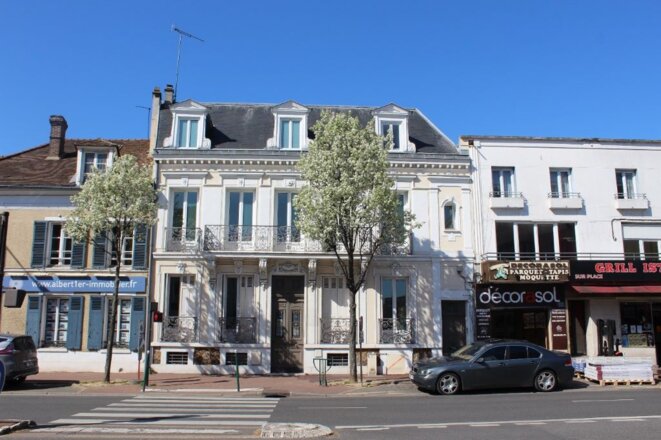 L’ancienne maison des associations (au centre), située au 156 de la rue Paul-Doumer, vendue à la société de Patrick Quinteiro en 2017 par la mairie de Rueil-Malmaison. © Etienne Merle L’ancienne maison des associations (au centre), située au 156 de la rue Paul-Doumer, vendue à la société de Patrick Quinteiro en 2017 par la mairie de Rueil-Malmaison. © Etienne Merle