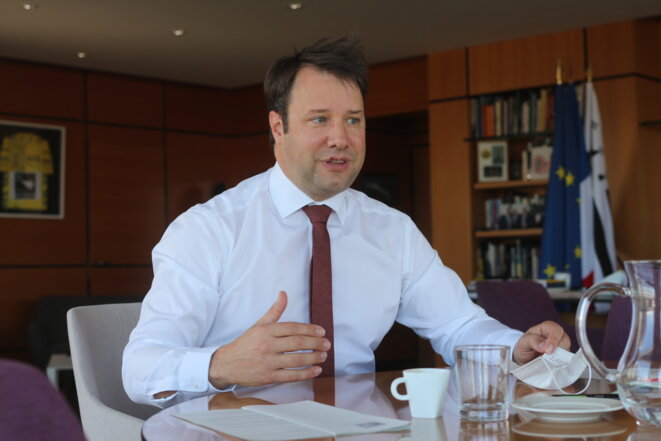 Loïg Chesnais-Girard, président de la région Bretagne, dans son bureau en avril 2021. Il n'est pas encore officiellement candidat. © MG