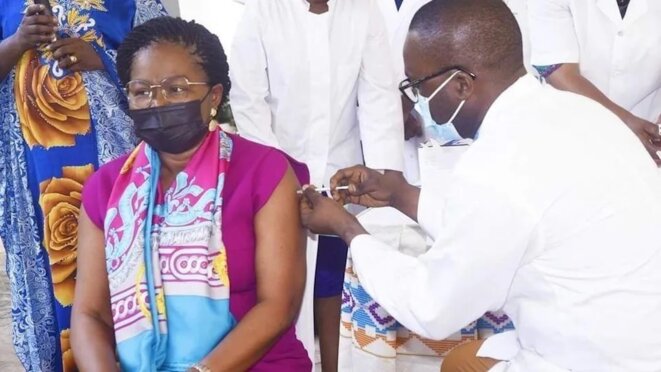 La vaccination au vaccination , opération de communication du Gouvernement avec la vaccination de la Première Ministre Mme Victoire Tomégah Dogbé