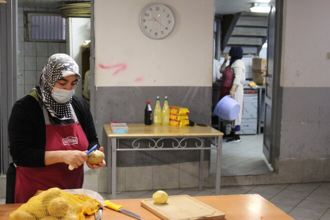 Dans le sous-sol de la mosquée aménagé en cuisine, les bénévoles préparent les repas solidaires. © Lou Syrah. Dans le sous-sol de la mosquée aménagé en cuisine, les bénévoles préparent les repas solidaires. © Lou Syrah.