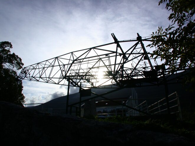 Carcasse de planeur allemand après l'attaque et la destruction de Vassieux-en-Vercors en juillet 1944 © Patrice Morel (2004)