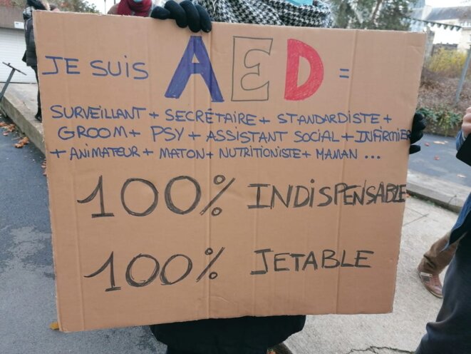 Une manifestante tenant une pancarte lors d'une manifestation des AEd, à Chartres Une manifestante tenant une pancarte lors d'une manifestation des AEd, à Chartres
