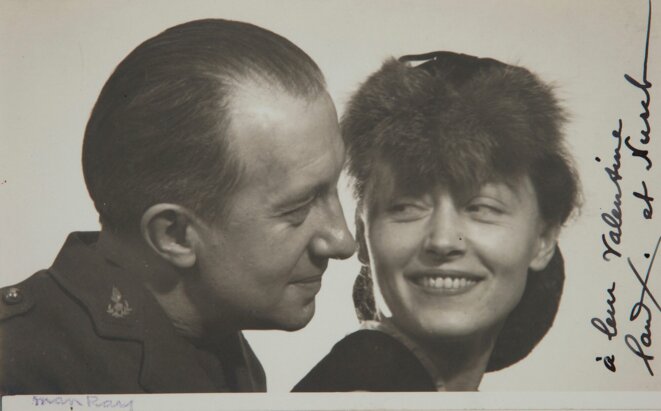 Paul Eluard et Nusch. Photo captée par Man Ray peu après la déclaration de guerre en 1939. Le poète est alors mobilisé dans l'armée française comme lieutenant d'intendance à Mignères (Loiret) où Nusch a pris pension pour rester près de lui. © Man Ray Paul Eluard et Nusch. Photo captée par Man Ray peu après la déclaration de guerre en 1939. Le poète est alors mobilisé dans l'armée française comme lieutenant d'intendance à Mignères (Loiret) où Nusch a pris pension pour rester près de lui. © Man Ray