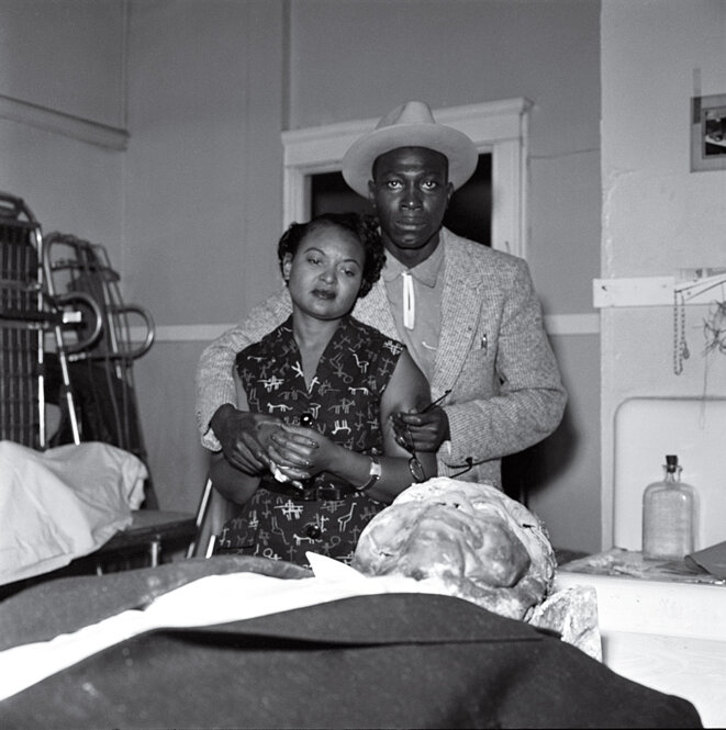 La mère regarde le corps lynché de son fils Emmett Till La mère regarde le corps lynché de son fils Emmett Till