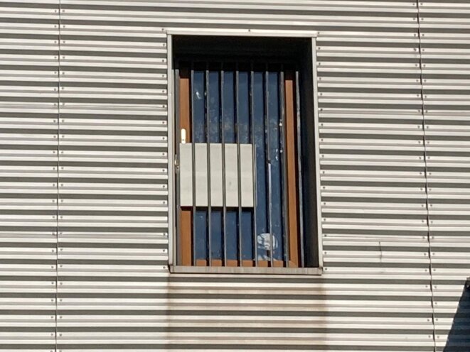 Les fenêtres condamnées de la zone d'attente de Roissy © RLS