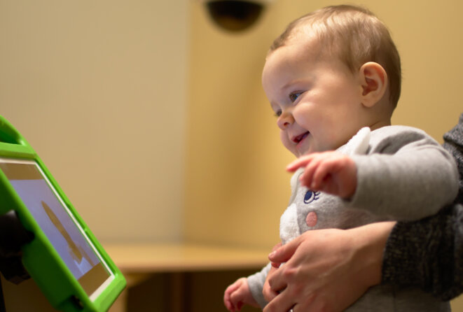 Visionnage recommandé : Les caméras des appareils mobiles suivent le regard des tout-petits pendant qu'ils regardent des vidéos censées susciter des réactions visuelles spécifiques. © Avec l'aimable autorisation de l'Université Duke Visionnage recommandé : Les caméras des appareils mobiles suivent le regard des tout-petits pendant qu'ils regardent des vidéos censées susciter des réactions visuelles spécifiques. © Avec l'aimable autorisation de l'Université Duke