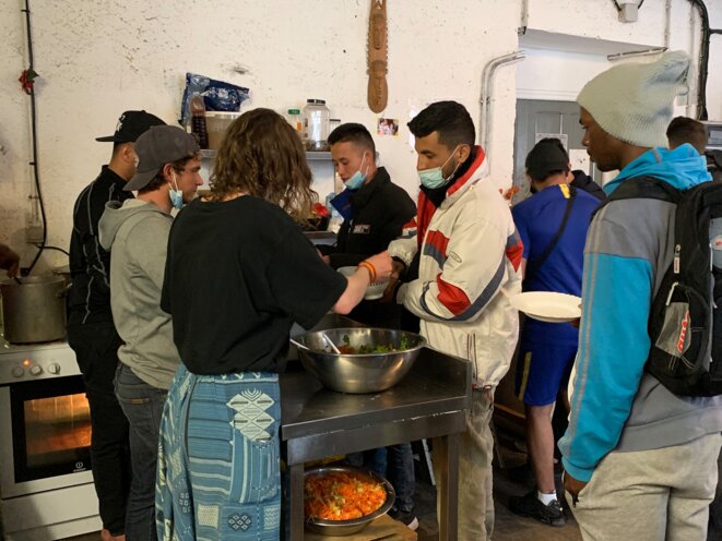 Vers 19 heures, les bénévoles du refuge solidaire servent le repas aux exilés. © NB