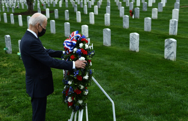 Joe Biden dépose une couronne au cimetière d'Arlington, le 14 avril 2021. Avant d'annoncer le retrait des troupes d'Afghanistan. © Brendan Smialowski / AFP Joe Biden dépose une couronne au cimetière d'Arlington, le 14 avril 2021. Avant d'annoncer le retrait des troupes d'Afghanistan. © Brendan Smialowski / AFP
