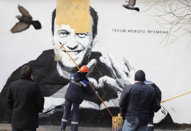 Une fresque murale, peinte dans la nuit du 28 avril à Saint-Pétersbourg, et aussi recouverte. Une enquête criminelle a été ouverte © David Frenkel/Mediazona Une fresque murale, peinte dans la nuit du 28 avril à Saint-Pétersbourg, et aussi recouverte. Une enquête criminelle a été ouverte © David Frenkel/Mediazona