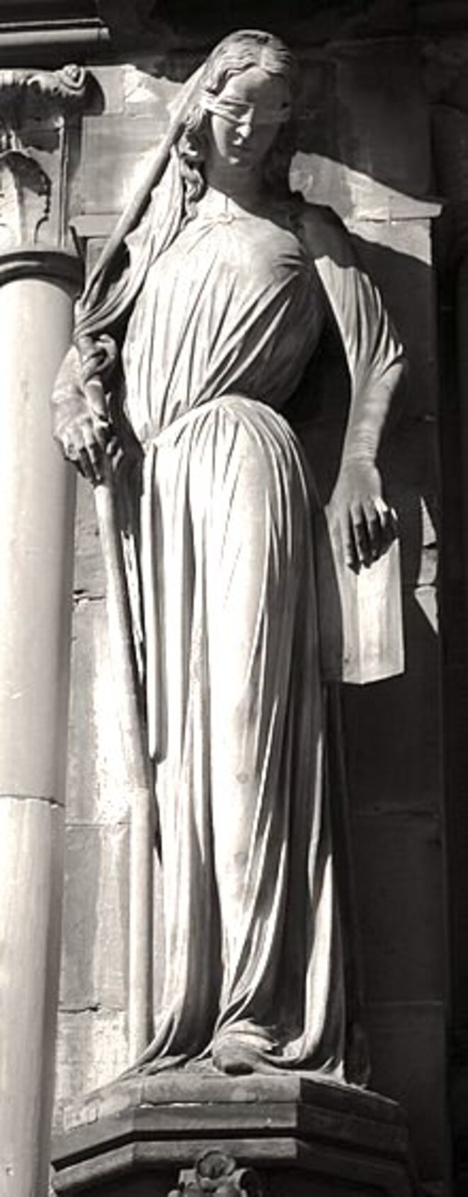 strasbourg-cathe-drale-notre-dame-statue-de-la-synagogue
