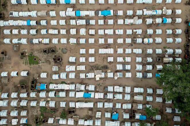 Vue aérienne prise le 24 février 2021 montrant des logements temporaires pour les personnes déplacées dans le Napala Agrarian Center dans le district de Metuge à Cabo Delgado, au Mozambique Vue aérienne prise le 24 février 2021 montrant des logements temporaires pour les personnes déplacées dans le Napala Agrarian Center dans le district de Metuge à Cabo Delgado, au Mozambique