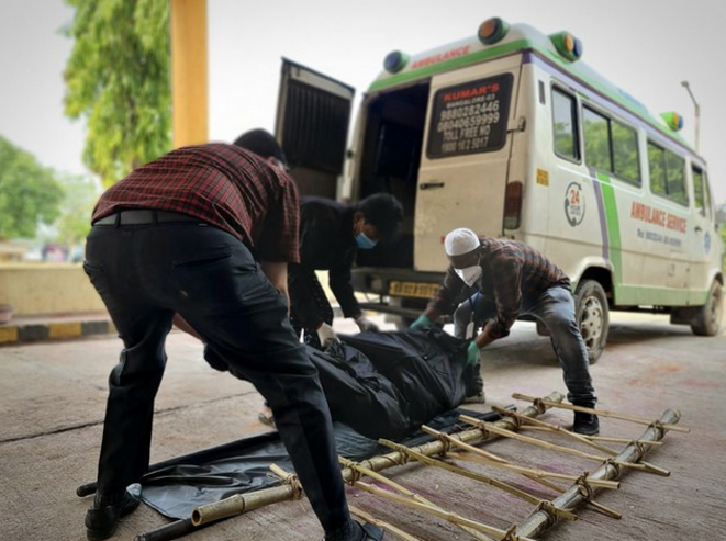 Tanveer Ahmed et son chauffeur acheminent un corps vers le crématorium. © CB