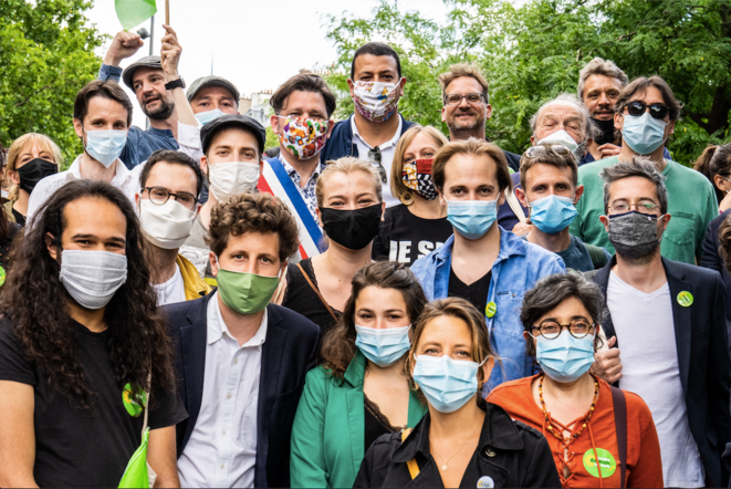Photo de groupe d'EELV avec Julien Bayou (avec un masque vert), secretaire national, lors d'une manifestation contre les violences policières, sociales et raciales, le 13 juin 2020. © Xosé Bouzas / Hans Lucas via AFP Photo de groupe d'EELV avec Julien Bayou (avec un masque vert), secretaire national, lors d'une manifestation contre les violences policières, sociales et raciales, le 13 juin 2020. © Xosé Bouzas / Hans Lucas via AFP