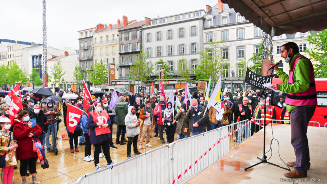 Une intervention syndicale et une partie de la foule juste avant la pluie dense. © Georges-André Photos Une intervention syndicale et une partie de la foule juste avant la pluie dense. © Georges-André Photos