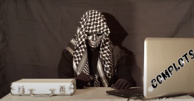 Capture d’écran d’une des vidéos intitulées «Sylverdine» sur lesquelles A. Abbari apparaît portant un keffieh et un masque.