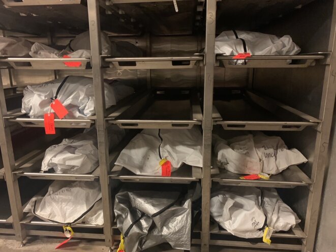 Dans les sacs blancs de la chambre froide de Tucson, une dizaine de corps sont alignés. Chacun porte un numéro et une inscription «unidentified» («Non identifié»). Ces corps appartiennent aux migrants morts ces dernières semaines dans le désert. © PN Dans les sacs blancs de la chambre froide de Tucson, une dizaine de corps sont alignés. Chacun porte un numéro et une inscription «unidentified» («Non identifié»). Ces corps appartiennent aux migrants morts ces dernières semaines dans le désert. © PN