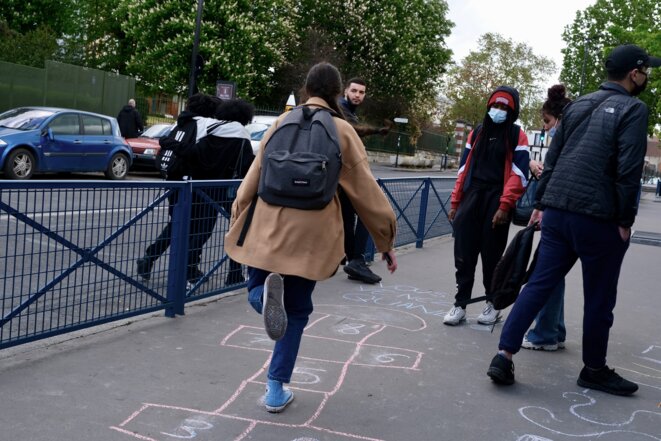Pour créer du lien avec le ministère de l'éducation nationale, les lycéens ont dessiné une marelle à la craie. © IB Pour créer du lien avec le ministère de l'éducation nationale, les lycéens ont dessiné une marelle à la craie. © IB