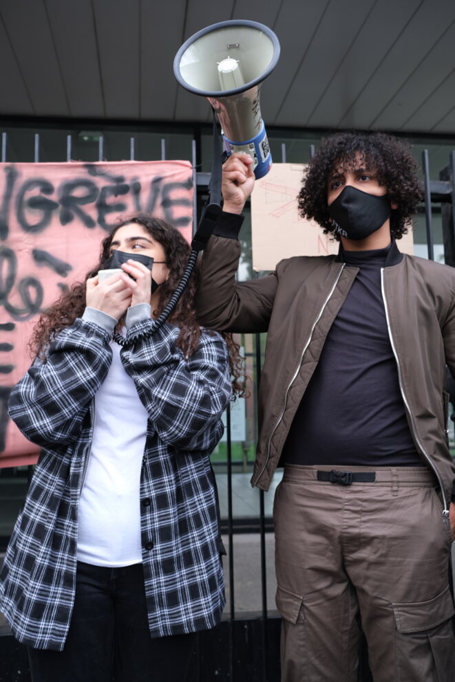 Kamilia et un camarade organisent le rassemblement de l'après-midi, mercredi 5 mai à Aubervilliers. © IB Kamilia et un camarade organisent le rassemblement de l'après-midi, mercredi 5 mai à Aubervilliers. © IB