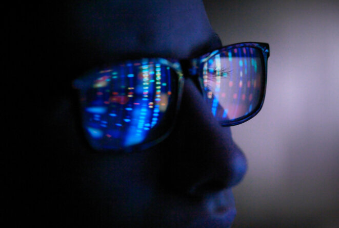 Reflet de l'écran d'ordinateur dans les lunettes du profil ADN, gros plan du visage. © Andrew Brookes / Getty Images Reflet de l'écran d'ordinateur dans les lunettes du profil ADN, gros plan du visage. © Andrew Brookes / Getty Images
