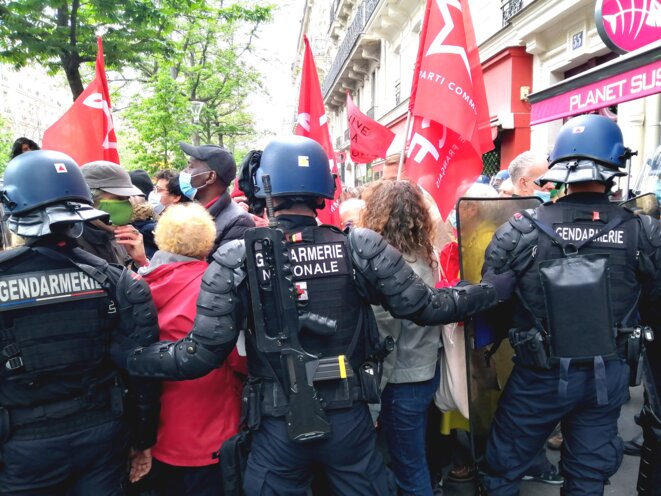 Pendant la manifestation du 1er-Mai, les forces de l'ordre ont opéré un contrôle très strict du défilé. © D.I.