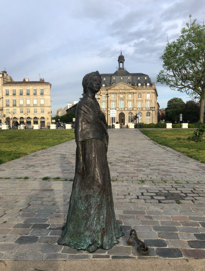 La statue de Modeste Testas, inaugurée en 2019 sur les quais de Bordeaux, face à la Bourse maritime. Cette esclave d'origine africaine avait été achetée par deux frères bordelais, puis déportée à Saint-Domingue. © LL