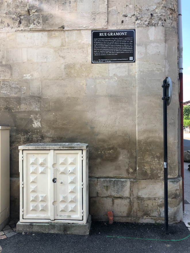 Un panneau posé en 2020 au début de la rue Gramont, dans le quartier Belcier. Jacques-Barthélemy Gramont a financé trois expéditions de traite, de 1783 à 1803. Il devient par la suite président de la chambre de commerce de Bordeaux puis maire de la ville. © LL