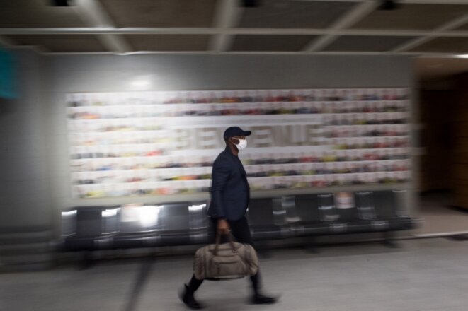 Un passager rejoint l'aéroport Nantes-Atlantique, le 8 juin 2020, jour de la réouverture post-confinement. © Loïc Venance / AFP Un passager rejoint l'aéroport Nantes-Atlantique, le 8 juin 2020, jour de la réouverture post-confinement. © Loïc Venance / AFP