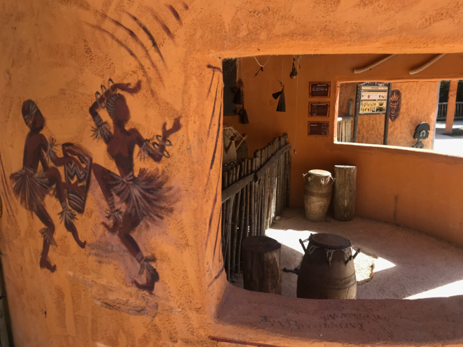 La case telle qu'exposée aujourd'hui au «village de Kirikou» du parc Planète Sauvage. © JCR et NS