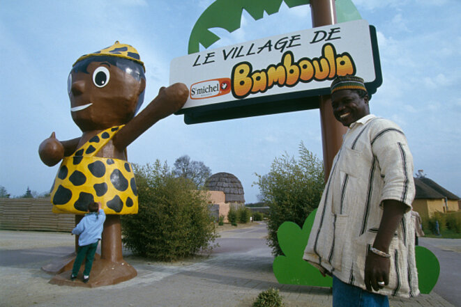 L'entrée du parc Safari Africain en Loire-Atlantique, en avril 1994, exhibition rappelant les «zoos humains» de l'époque coloniale. © Yves Forestier / Sygma via Getty Images