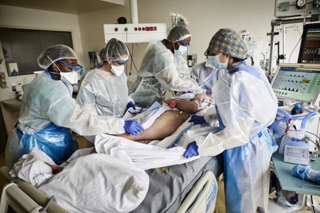 Des soignants prennent en charge un patient atteint du Covid-19 dans le service de réanimation de l'Institut mutualiste Montsouris à Paris. © Antonin Burat / Hans Lucas via AFP Des soignants prennent en charge un patient atteint du Covid-19 dans le service de réanimation de l'Institut mutualiste Montsouris à Paris. © Antonin Burat / Hans Lucas via AFP