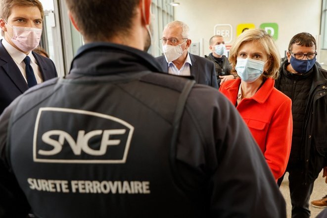 Valérie Pécresse, conservative leader of the greater Paris regional council seeking re-election in June, meeting with railway security staff, April 29th 2021. © Ludovic Marin/AFP Valérie Pécresse, conservative leader of the greater Paris regional council seeking re-election in June, meeting with railway security staff, April 29th 2021. © Ludovic Marin/AFP