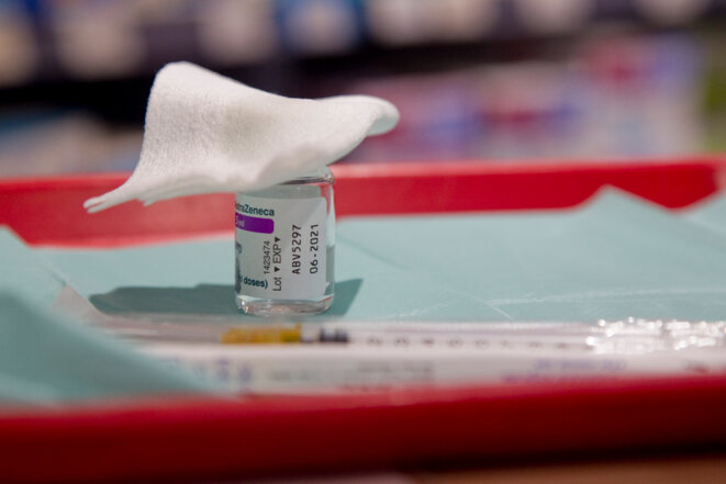 En pharmacie, un flacon du vaccin Astrazeneca, le 30 mars 2021. © Thibaut Durand / Hans Lucas via AFP En pharmacie, un flacon du vaccin Astrazeneca, le 30 mars 2021. © Thibaut Durand / Hans Lucas via AFP