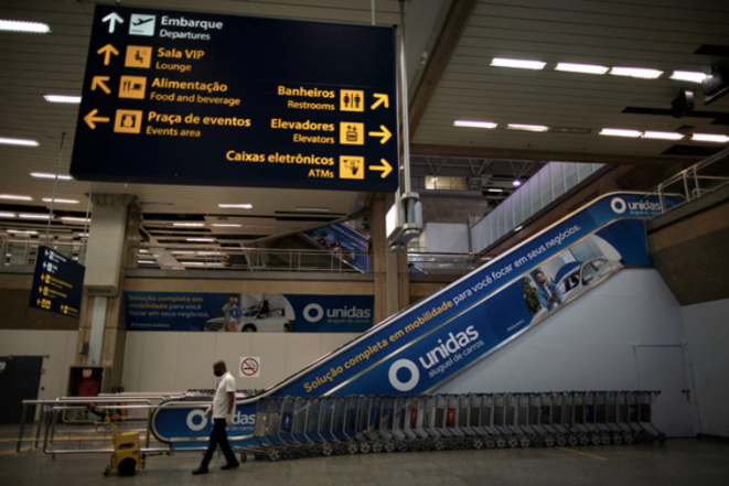 L'aéroport de Rio de Janeiro, le 13 avril, jour de l'annonce de la suspension des vols du Brésil vers la France. © Mauro Pimentel / AFP L'aéroport de Rio de Janeiro, le 13 avril, jour de l'annonce de la suspension des vols du Brésil vers la France. © Mauro Pimentel / AFP