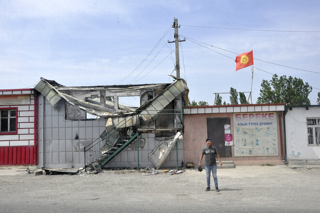 Des traces des affrontements côté kirghiz dans le district de Leilek le 5 mai 2021. © Nezir Aliyev/Anadolu/AFP Des traces des affrontements côté kirghiz dans le district de Leilek le 5 mai 2021. © Nezir Aliyev/Anadolu/AFP