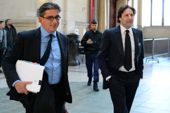 Arnaud Mimran et son avocat, Me Fedida, lors du procès en 2016 de l’escroquerie aux quotas carbone. © BERTRAND GUAY / AFP